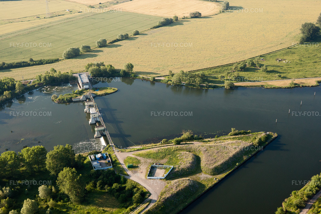 Aerial view: Moselle lock in Bertrange in the state Moselle, France. – Photo: IMG_29544.jpg taken on 06/27/2010 by Werner Riehm/FLY-FOTO.com – Resolution of the original: 4213 x 2809 px
