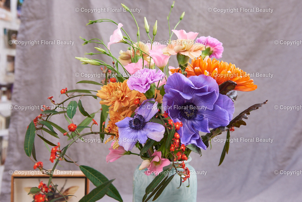 Strauss_alte_Meister_lila_orange | Lila-oranger Blumenstrauß im Stil der alten Meister auf grauem Untergrund - Realisiert mit Pictrs.com