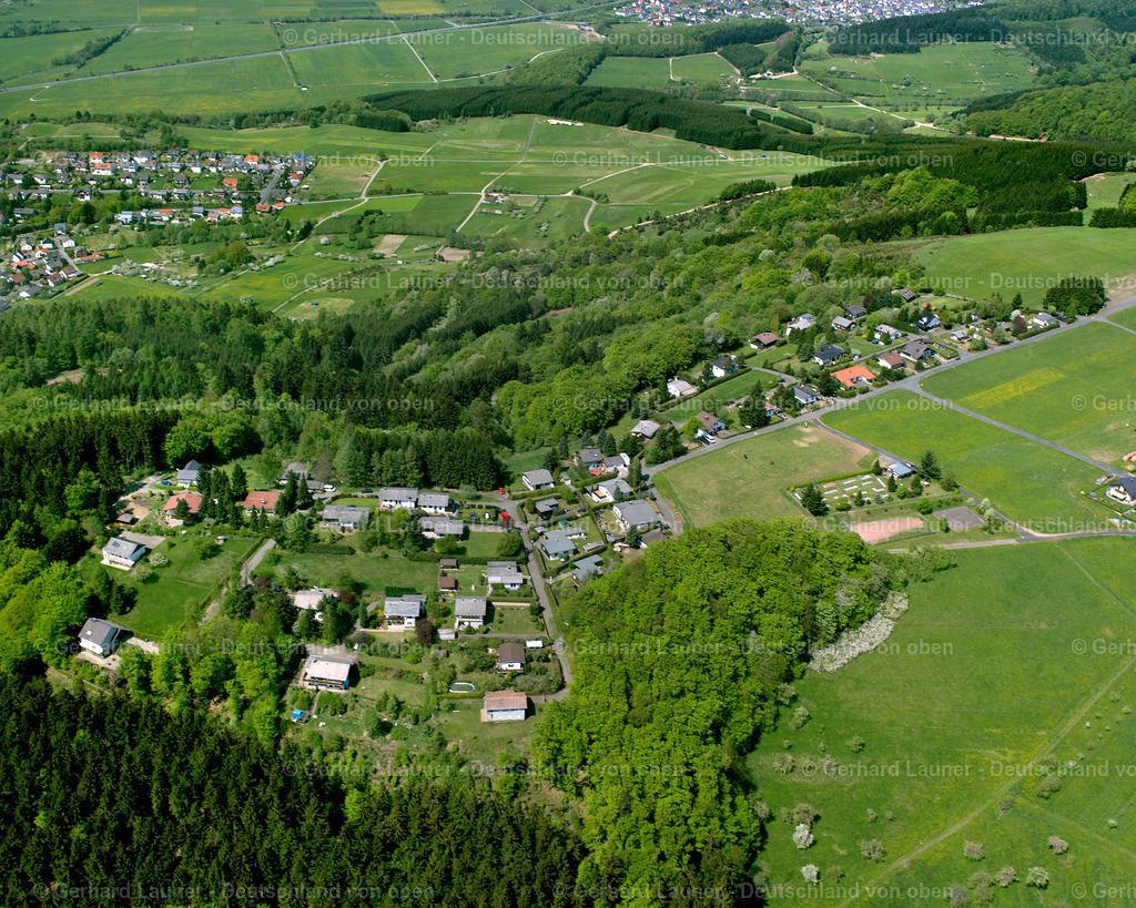 2610319 | HIRZENHAIN 09.06.2006 Von Wald und Forstgebieten umgebener Ortskern der Straßen und Häuser und Wohngebiete in Hirzenhain im Bundesland Hessen, Deutschland // Surrounded by forest and forest areas center of the streets and houses and residential areas in Hirzenhain in the state Hesse, Germany Foto: Gerhard Launer
