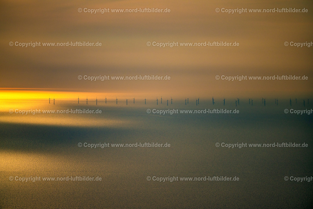 Sylt_Wenningstedt_Nordsee_Blick_auf_Die_Windräder_Sonnenuntergang_ELS_7102130825 | SYLT 13.08.2025 Windenergieanlagen (WEA) des Offshore-Windpark auf der Wasseroberfläche der Nordsee vor der Insel Sylt im Bundesland Schleswig-Holstein, Deutschland. // Wind energy plants (WEA) of the offshore wind farm on the water surface of the North Sea in front of the island of Sylt in the state Schleswig-Holstein, Germany. Foto: Martin Elsen