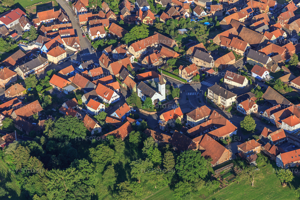 Vue aérienne: Église à Mulhausen dans le département Bas Rhin, France – .Photo: IMG_115429.jpg prise le 16/06/2019 par Werner Riehm/FLY-FOTO.eu – Résolution de l'original: 5180 x 3453 px