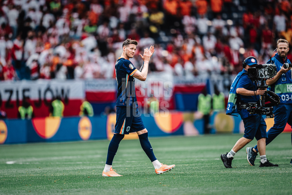 Fußball | Herren | UEFA-Fußball-Europameisterschaft 2024 | Gruppe D | Polen vs. Niederlande | 16.06.2024 | Wout Weghorst (#9, Niederlande) nach dem Spiel applaudiert