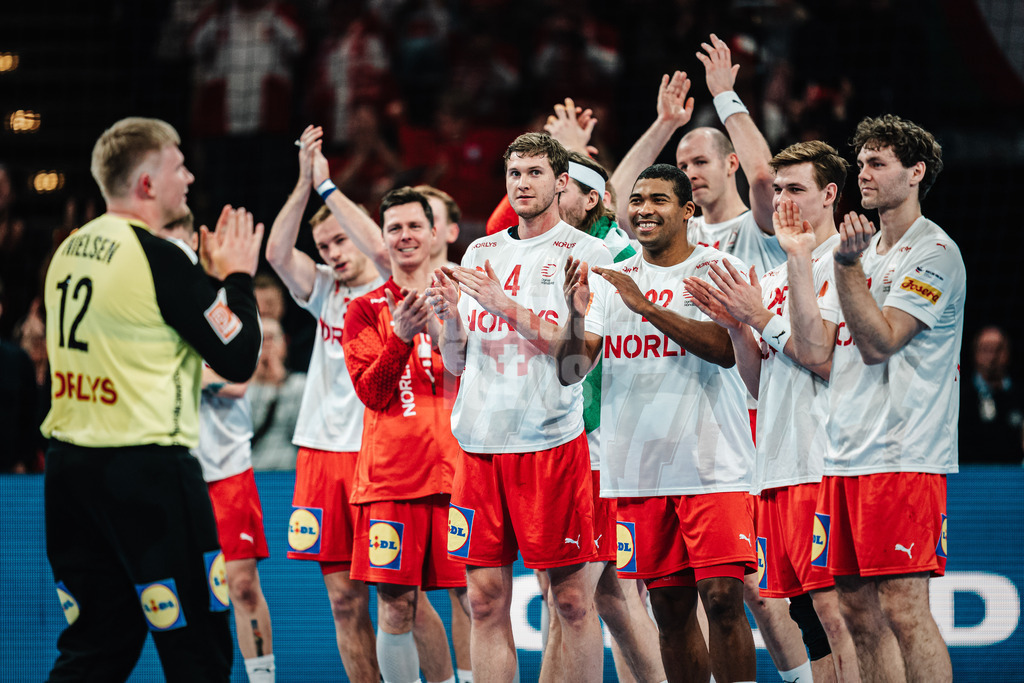 Handball | Herren | EHF EURO 2024 | European Championshop Men 2024 Final Tournament | Norwegen vs. Dänemark | 21.01.2024 | Emil Nielsen (#12, , Dänemark, DEN) wird von den Fans zum wichtigsten Spieler gewählt und sein Team applaudiert ihm