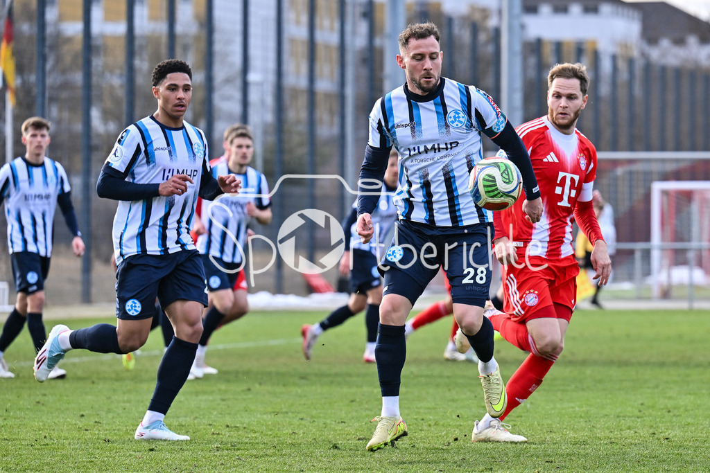 FC Bayern Amateure - Stuttgarter Kickers | MUNICH, GERMANY - 07. FEBRUARY: im Duell Lukas KIEFER (Stuttgarter Kickers 28) und Benno SCHMITZ (FC Bayern München II 6) während dem Testspiel zwischen den Amateuren des FC Bayern und den Stuttgarter Kickers am FC Bayern Campus