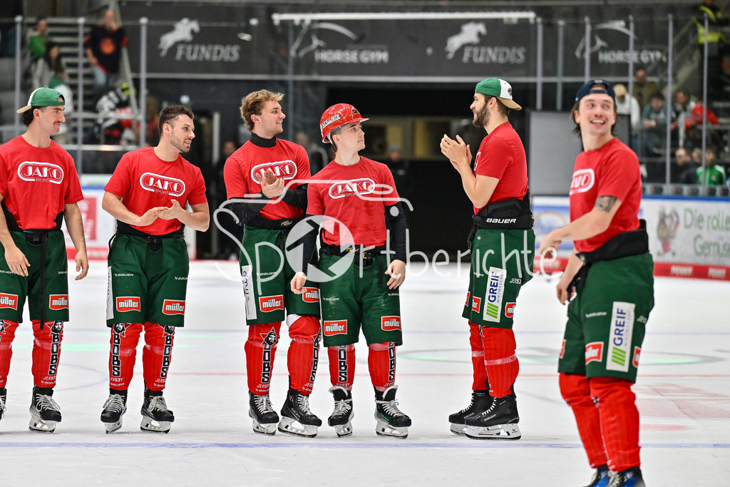 Augsburger Panther - Löwen Frankfurt | Die Spieler des AEV feiern zusammen mit den Fans den Heimsieg gegen Frankfurt / DEL: Augsburger Panther - Löwen Frankfurt, Curt Frenzel Stadiom am 11.10.2024