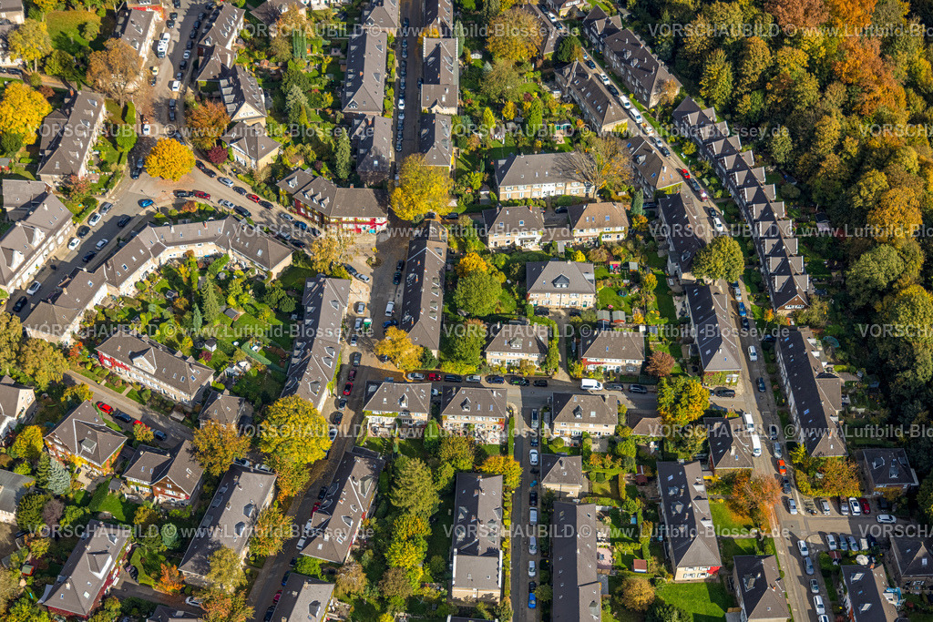 Essen251003659Mitte | Luftbild, Margarethenhöhe, historische Wohnsiedlung, Gartenstadt errichtet nach Plänen von Architekten Georg Metzendorf und gestiftet von Margarethe Krupp, umgeben von herbstlichen Bäumen, Margarethenhöhe, Essen, Ruhrgebiet, Nordrhein-Westfalen, Deutschland