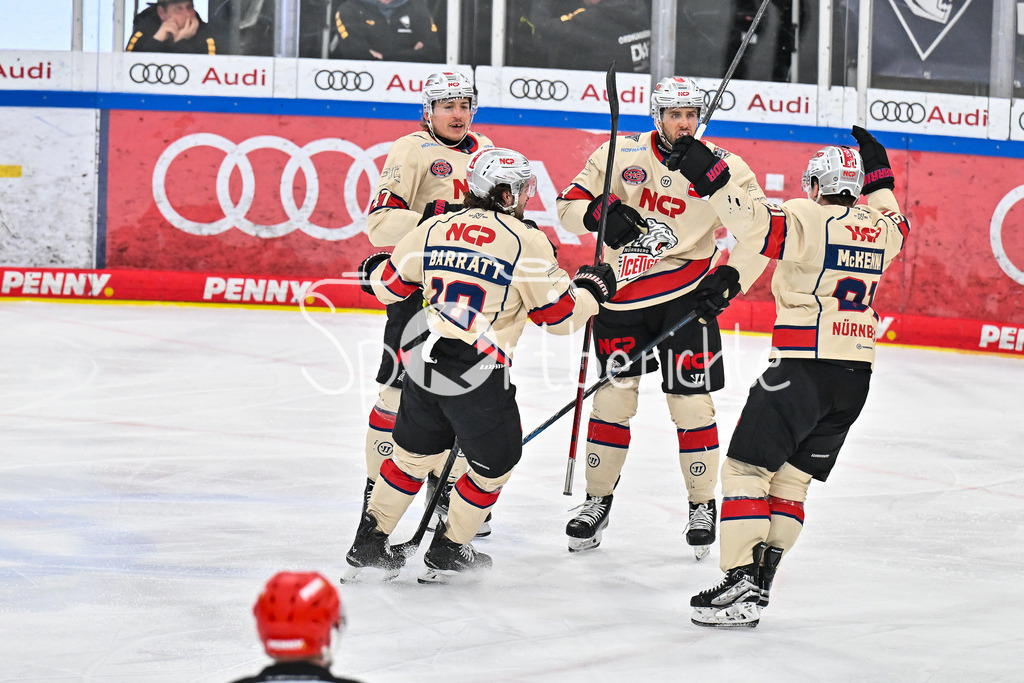ERC Ingolstadt - Nuernberg Ice Tigers | Jubel der Gaeste nach dem Treffer zum 3-3 durch Cole MAER (Nuernberg Ice Tigers 14) / Tor / Torschuetze / Freude / Happy / DEL: ERC Ingolstadt - Nuernberg Ice Tigers, Saturn Arena am 21.03.2025