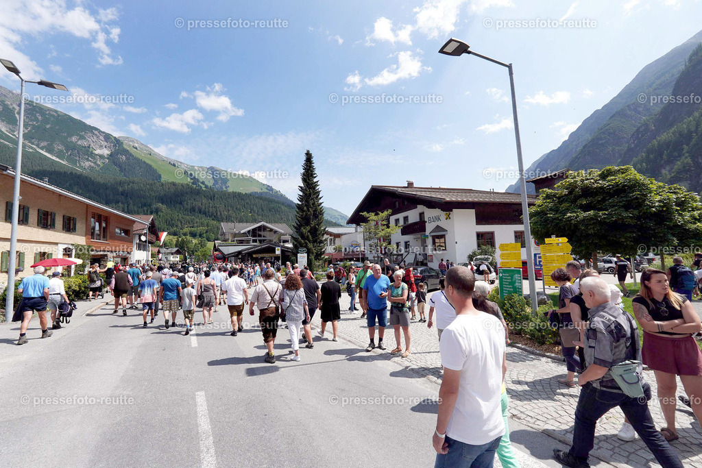 el-news-2023-Juli23-Regimentsschuetzenfest-UMZUG_DORF-ww-DSC02337 | Info aus dem Bezirk Reutte/Ausserfern Tirol sowie eine umfangreiche Bilddatenbank über die gesamte Region: Lechtal, Talkessel Reutte, Tannheimertal, Zwischentoren. Lech, Plansee, Zugspitze, Grenztunnel, B179, Fernpassstraße, Verkehr, Lawinen, Tradition, - Realisiert mit Pictrs.com