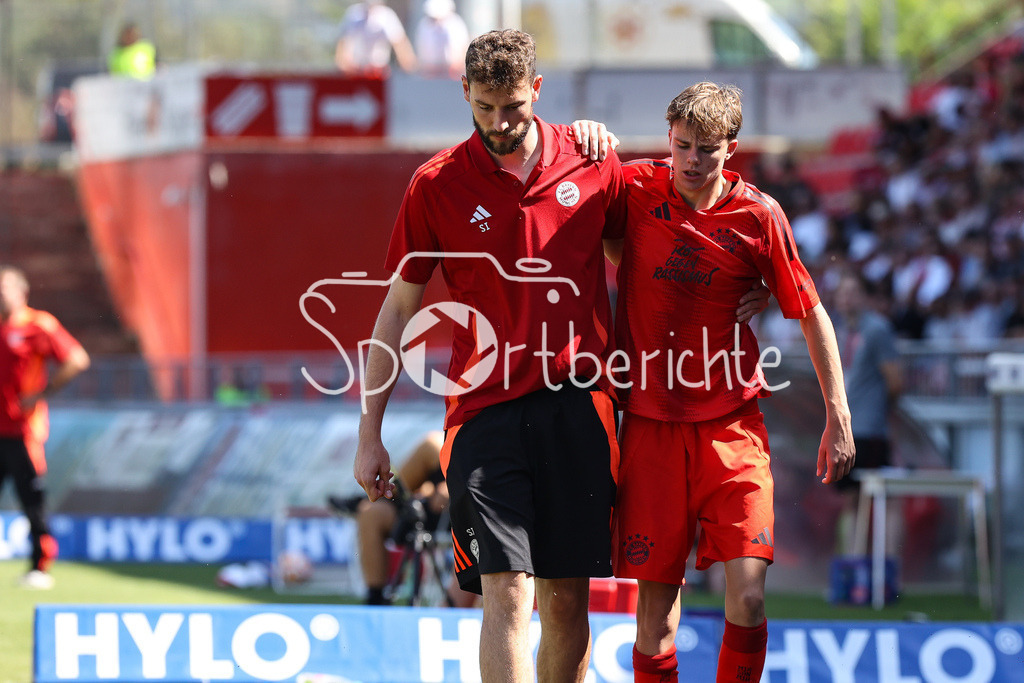 FC Würzburger Kickers - FC Bayern Amateure | der verletzte Jonathan Asp JENSEN (FC Bayern München II #10) muss gestuetze vom Platz gebraucht werden / Verletzung / Regionalliga Bayern: FC Würzburger Kickers - FC Bayern München II, AKON Arena am 24.08.2024