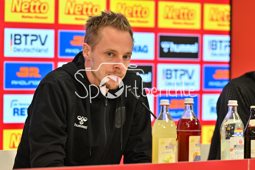 SSV Jahn Regensburg - 1. FC Köln | Im Bild Johannes LIEDL Pressesprecher SSV Jahn auf der Pressekonferenz nach der Partie in Regensburg / 2. Bundesliga: SSV Jahn Regensburg - 1. FC Koen, Jahnstadion am 08.12.2024
