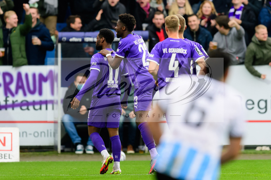 OSNTSV20211106_091 | Fussball, Herren: Ba-Muaka Simakala (VfL Osnabrueck) Torjubel, jubelt mit seiner Mannschaft nach dem Treffer zum 2:1 bei dem Spiel der 3. Liga zwischen VfL Osnabrueck und TSV 1860 Muenchen im Stadion an der Bremer Bruecke am 06.11.2021 in Osnanbrueck, Deutschland.DFB / DFL REGULATIONS PROHIBIT ANY USE OF PHOTOGRAPHS AS IMAGE SEQUENCES AND/OR QUASI-VIDEO. - Realisiert mit Pictrs.com