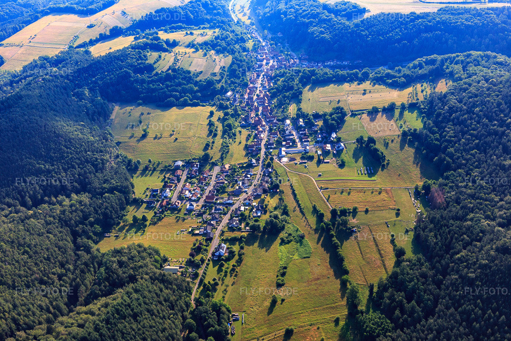Luftbild: Ortsansicht von Westen in Rumbach im Bundesland Rheinland-Pfalz in Deutschland. Foto: IMG_120954.jpg vom 26.06.2020 durch Werner Riehm/FLY-FOTO.de
