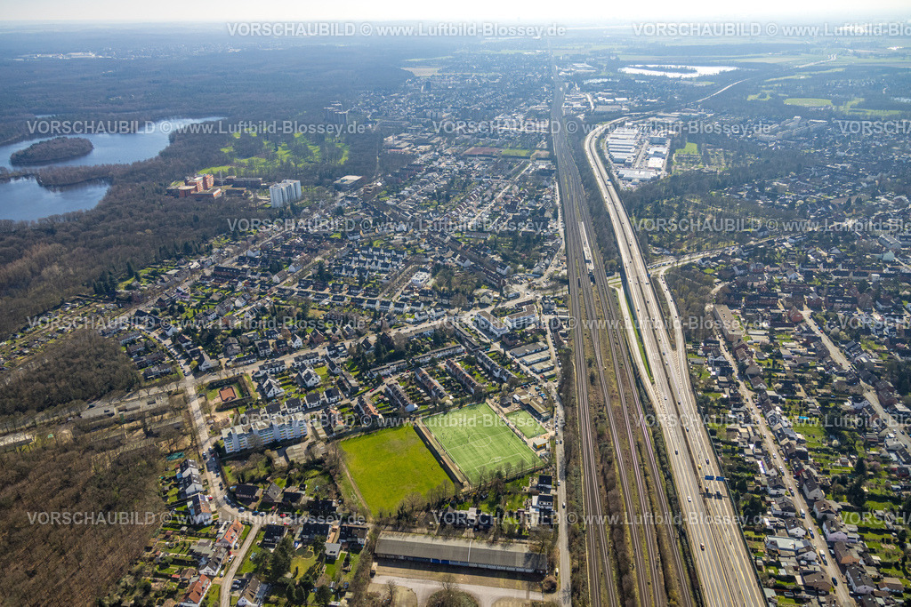 Duisburg240302975 | Luftbild, Karl-Dölzig-Platz Fußballstadion, Turn und Sportverein Viktoria 06 Duisburg-Buchholz, Wohngebiet und Ortsansicht, Bahnlinie mit Bahnhof Hbf Buchholz, und Autobahn A59, Fensicht, Buchholz, Duisburg, Ruhrgebiet, Nordrhein-Westfalen, Deutschland, Duisburg-S