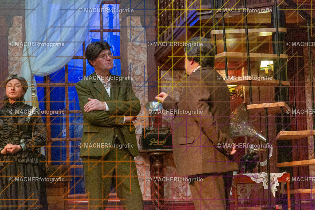 120_MFL-2025 | Portraitbilder von Regisseur; Darsteller; Techniker; Maske; Kostüme; Chor; Musiker; Bilderserie der Generalprobe und der Premierenvorstellung, Szenenbilder; Ausdrucksstudien; Bühnenüberblick; Bühnenkulissen; Pressefotos inkl. Redaktionsfoto Darstellergruppe.