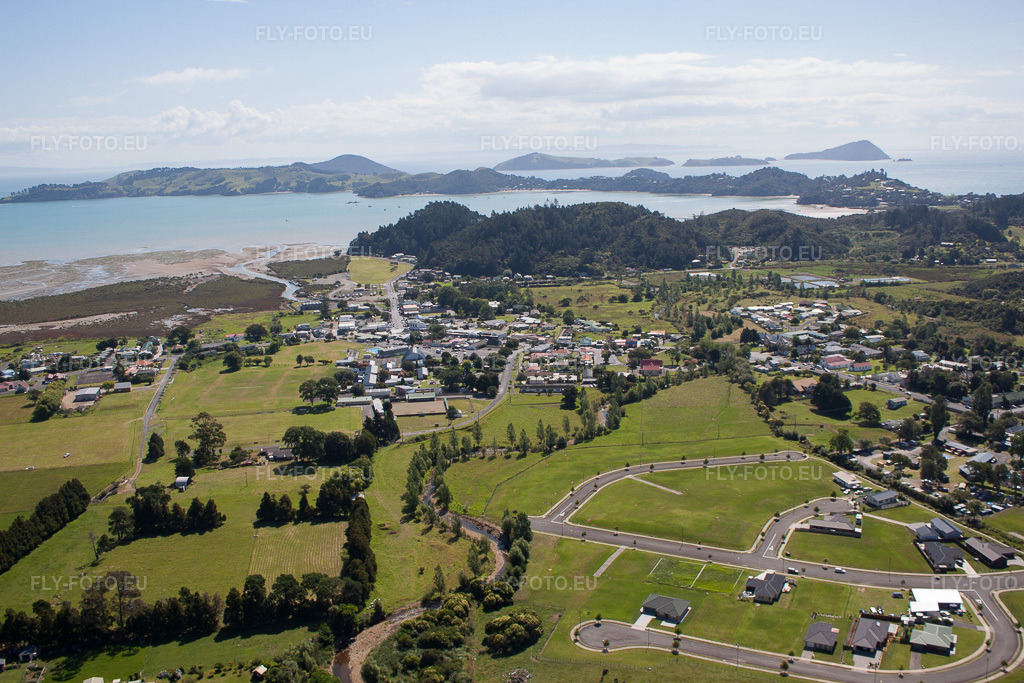Vue aérienne: Vue de la ville à Coromandel dans le département Waïkato, Nouvelle-Zélande. Photo: IMG_55792.jpg prise le 12/01/2013 par Werner Riehm/FLY-FOTO.euRésolution de l'original: 4752 x 3168 px