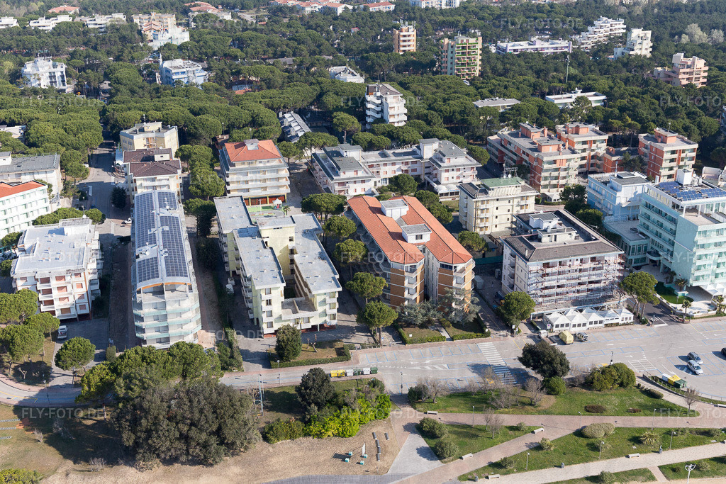 Ortsansicht | Luftbild: Ortsansicht in Bibione im Bundesland Venetien in Italien. Foto: IMG_098003.jpg vom 03.04.2017 durch Werner Riehm/FLY-FOTO.de - Realisiert mit Pictrs.com