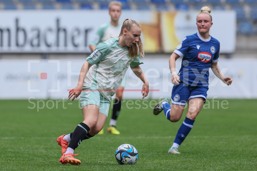 Fussball, DFB-Pokal Frauen, DSC Arminia Bielefeld - SV Werder Bremen | v.li.: Emöke Papai (SV Werder Bremen, 19) am Ball, Einzelbild, Ganzkörper, Aktion, Action, Spielszene, DIE DFB-RICHTLINIEN UNTERSAGEN JEGLICHE NUTZUNG VON FOTOS ALS SEQUENZBILDER UND/ODER VIDEOÄHNLICHE FOTOSTRECKEN. DFB REGULATIONS PROHIBIT ANY USE OF PHOTOGRAPHS AS IMAGE SEQUENCES AND/OR QUASI-VIDEO.