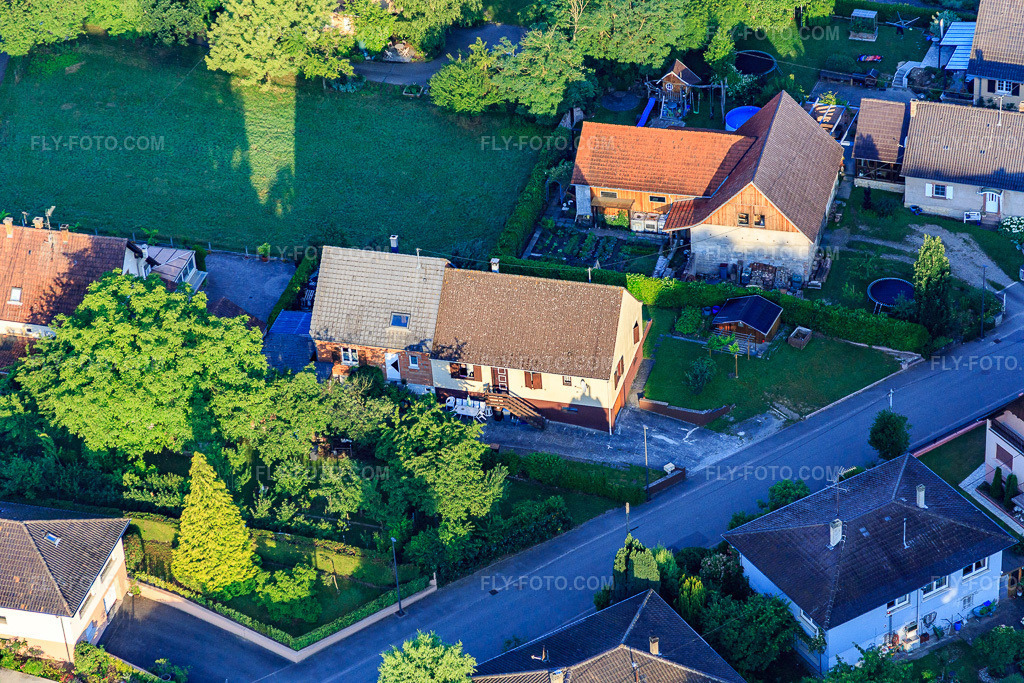 Aerial view: Rue du Moulin in Scheibenhard in the state Bas-Rhin, France. – Photo: IMG_082891.jpg taken on 06/26/2015 by Werner Riehm/FLY-FOTO.com – Resolution of the original: 5472 x 3648 px