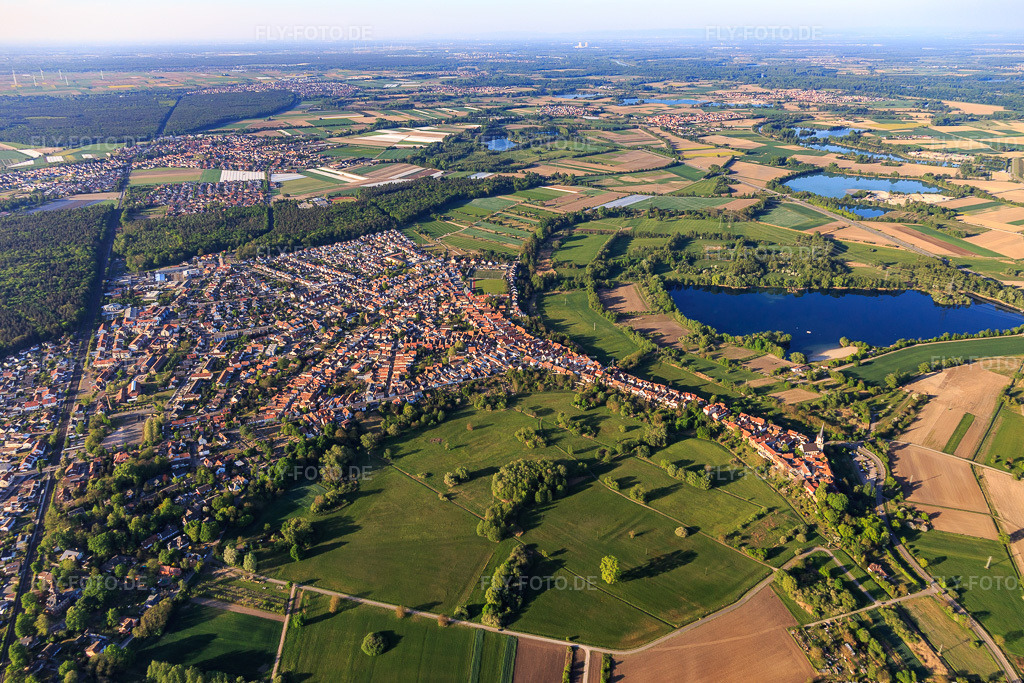 Luftbild: Ortsansicht von Süden in Jockgrim im Bundesland Rheinland-Pfalz in Deutschland. Foto: IMG_120467.jpg vom 23.04.2020 durch Werner Riehm/FLY-FOTO.de