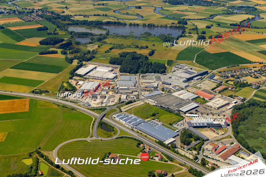 Die Luftaufnahme Gewerbegebiet Michelsdorf - Cham wurde 2022 vom Flugzeug aus (keine Drohne) erstellt. Hohe Auflösung -für große Poster und Wandbilder geeignet - Garantiert!