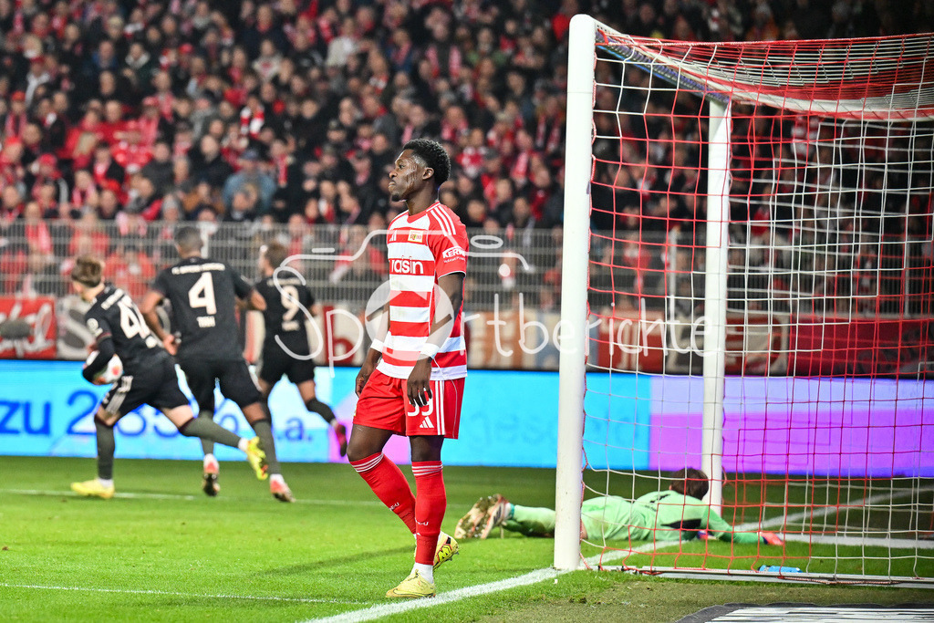 1. FC Union Berlin - FC Bayern München | berlin, DEUTSCHLAND - 8. NOVEMBER: nach dem Ausgleich zum 2-2 von Harry KANE (FC Bayern Munich 9) ist Derrick KÖHN (Union Berlin 39) und Frederik RÖNNOW (Union Berlin 1) enttäsucht - Tor / Torschuetze / Freude / Happy - während dem Bundesligamatch zwischen dem 1. FC Union Berlin und dem FC Bayern München am 10. Spieltag im Stadion an der alten Försterei am 8. November 2025 in Berlin, Germany / DFL REGULATIONS PROHIBIT ANY USE OF PHOTOGRAPHS AS IMAGE SEQUENCES AND/OR QUASI-VIDEO