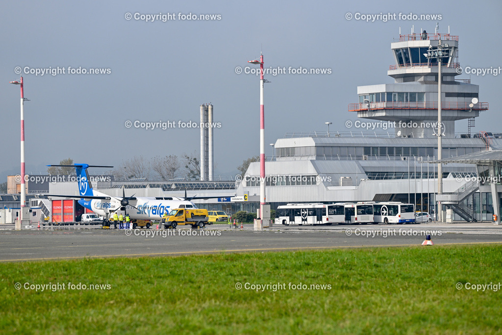 Flughafen Linz_ Linz Airport_ Linz-Hoersching_ 30.10.2023-21 | 30.10.2023, Linz Hoersching, AUT, Flughafen Linz, Linz Airport, im Bild Skyalps Flugzeug am Vorfeld, Tower, Austro Control