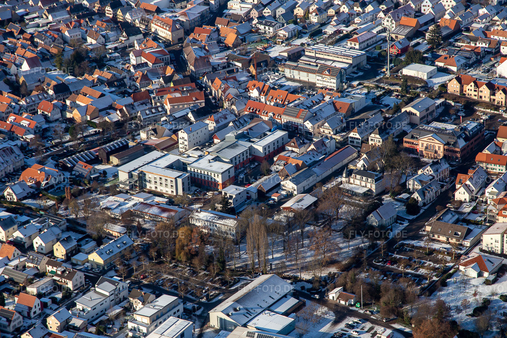 Luftbild: Holzgasse bis Villa Wieser im Winter bei Schnee in Herxheim bei Landau im Bundesland Rheinland-Pfalz in Deutschland. Foto: IMG_135525.jpg vom 16.12.2022 durch Werner Riehm/FLY-FOTO.de