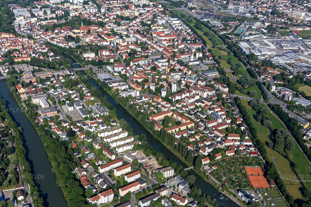 Luftbild: Hammerinsel zw. Isar und kleiner Isar in Landshut im Bundesland Bayern in Deutschland. – Foto: IMG_133063.jpg vom 03.07.2022 durch Werner Riehm/FLY-FOTO.de – Auflösung des Originals: 5472 x 3648 px – Stadt Landshut