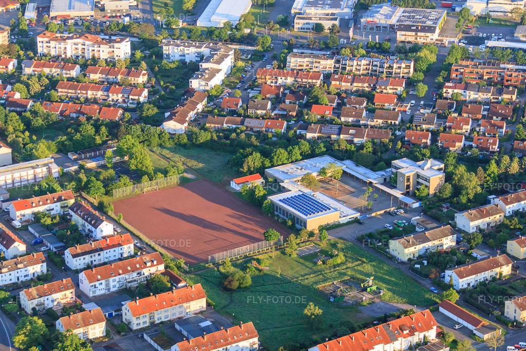 Luftbild: Hartplatz am Eduard-Spranger-Gymnasium im Ortsteil Queichheim in Landau im Bundesland Rheinland-Pfalz in Deutschland. Foto: IMG_64587.jpg vom 04.05.2014 durch Werner Riehm/FLY-FOTO.deAuflösung des Originals: 4568 x 3046 pxDatum