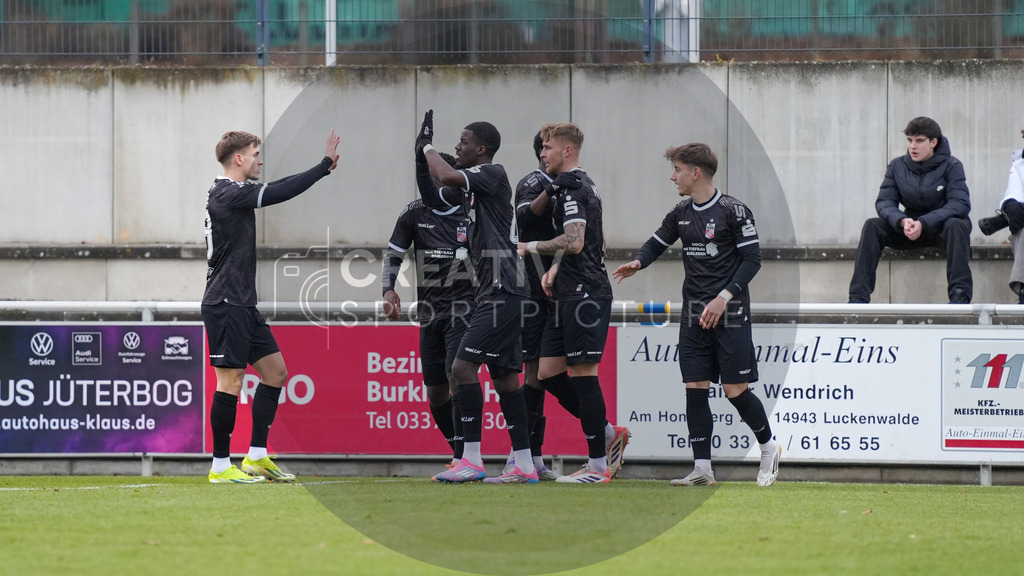 Fußball, Herren, Saison 2025/2026, Regionalliga Nordost, 18. Spieltag, FSV 63 Luckenwalde vs. FC Rot-Weiß Erfurt, Samstag 06.12.2025, Werner-Seelenbinder-Stadion Luckenwalde, | Fußball, Herren, Saison 2025/2026, Regionalliga Nordost, 18. Spieltag, FSV 63 Luckenwalde vs. FC Rot-Weiß Erfurt, Samstag 06.12.2025, Werner-Seelenbinder-Stadion Luckenwalde, Im Bild: Jubel beim FC Rot-Weiß Erfurt nach dem Führungstreffer. - Realisiert mit Pictrs.com