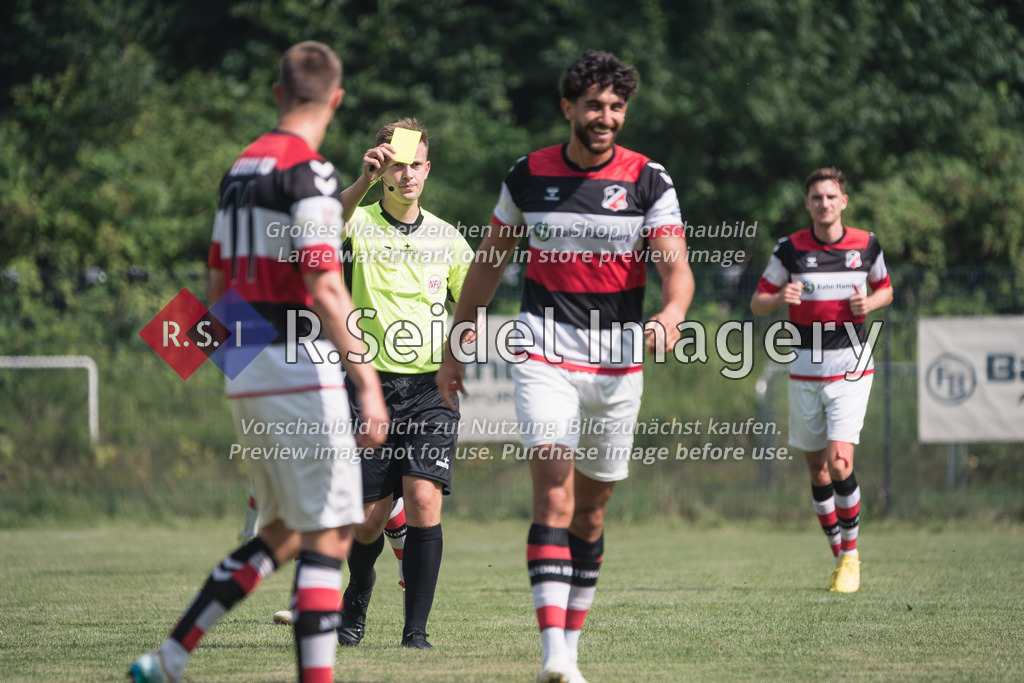 RS-1-125857 | Maximilian Nie-Hoegen (Schiedsrichter) zeigt Deniz Hasan Yilmaz (#2, AFC) die gelbe Karte.