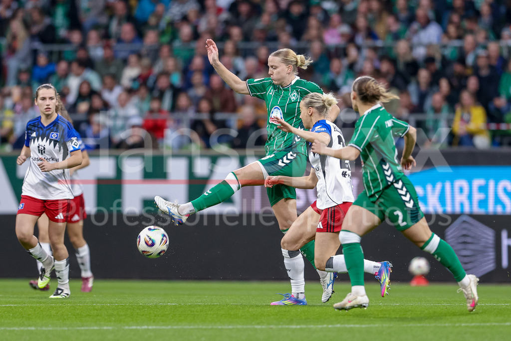 Fussball, Google Pixel Frauen-Bundesliga, SV Werder Bremen - Hamburger SV | v.li.: Lina Hausicke (SV Werder Bremen, 18) und Sophie Hillebrand (Hamburger SV, 22) im Zweikampf, Duell, Dynamik, Aktion, Action, Spielszene, DIE DFB-RICHTLINIEN UNTERSAGEN JEGLICHE NUTZUNG VON FOTOS ALS SEQUENZBILDER UND/ODER VIDEOÄHNLICHE FOTOSTRECKEN. DFB REGULATIONS PROHIBIT ANY USE OF PHOTOGRAPHS AS IMAGE SEQUENCES AND/OR QUASI-VIDEO.
