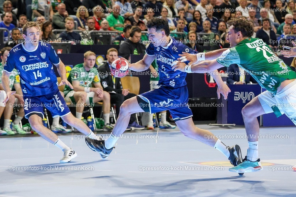 xSSCx18042601021 | 18.04.2026, xsscx, Handball, DHB-Pokal Lidl Final4, TBV Lemgo-Lippe - Füchse Berlin, Saison 2025 / 2026 Herren, Lanxess Arena: Samuel Zehnder (TBV Lemgo Lippe #04) im Zweikampf gegen Lukas Herburger (Füchse Berlin #29) Photo: xSandraxScherningxPressefotoKochx