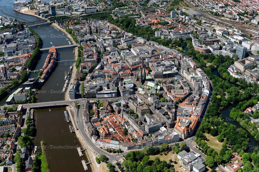 4029633 | BREMEN  Altstadtbereich- Insel und Innenstadtzentrum am Ufer des Flußverlaufes der Weser im Ortsteil Mitte in Bremen, Deutschland. Weiterführende Informationen bei: Stadt Bremen,  WFB Wirtschaftsförderung Bremen GmbH,  swb AG. // Old Town area and city center in the district Mitte in Bremen, Germany. Further information at: Stadt Bremen,  WFB Wirtschaftsfoerderung Bremen GmbH,  swb AG. Foto: Gerhard Launer