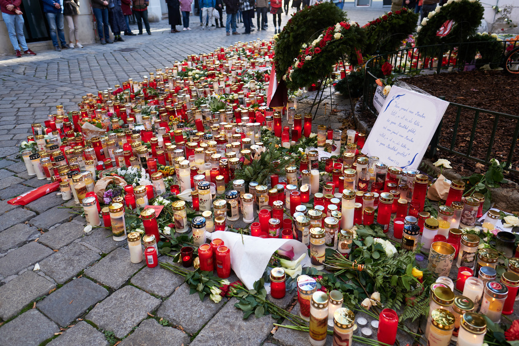 Blumen und Kerzenmeer zum Gedenken | Wien, Austria - November 06, 2020: Gedenken an den Terroranschlag vom 02.11.2020, Blumen und Kerzenmeer zum Gedenken. - Realisiert mit Pictrs.com
