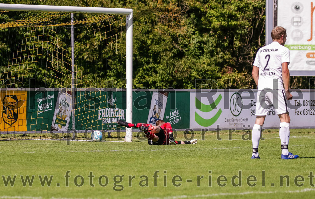 2023-08-19_104_FC_Moosinning_gegen_SV_Reichertsheim | Moosinning, Deutschland, 19.08.2023:
Fußball, Bezirksliga Oberbayern Ost 2023 / 2024, 5. Spieltag, FC Moosinning gegen SV Reichertsheim, Endergebnis: 0:4

Torschuss zum 2:0 durch Thomas Auerweck (FC Moosinning, #19)
Torwart Jakob Kohwagner (SV Reichertsheim, #22), Matthias Neumaier (SV Reichertsheim, #2)

Foto: Christian Riedel / fotografie-riedel.net