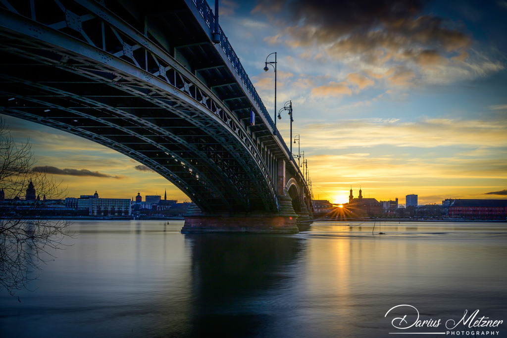 Die Theodor-Heuss-Brücke beim Sonnenuntergang  | Die Theodor-Heuss-Brücke beim Sonnenuntergang