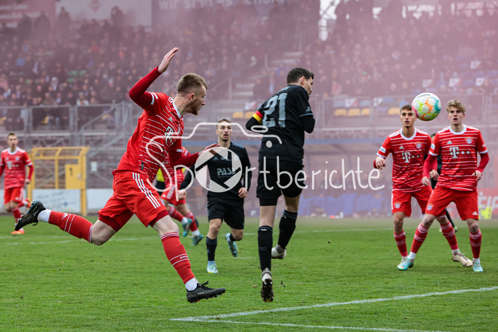 SV Vikoria Aschaffenburg - FC Bayern Amateure | Justin JANITZEK (FCB #15) koepft einen Ball auf das Tor