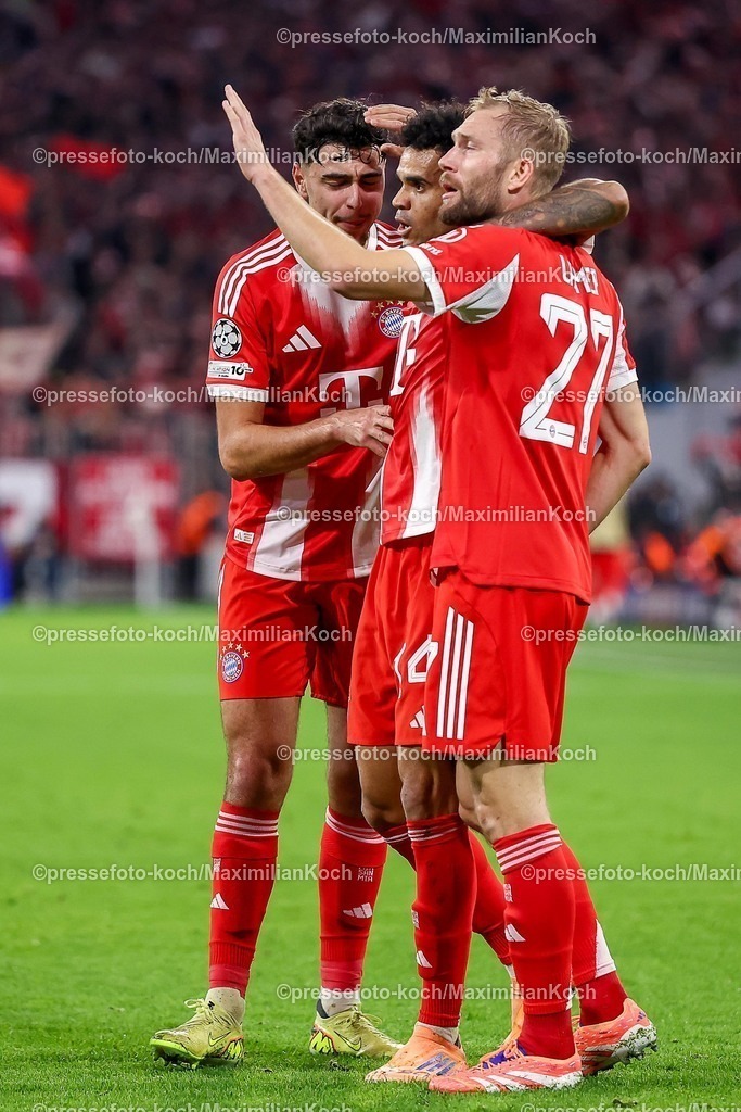 UCL22102501060 | 22.10.2025, Fußball, UEFA Champions League, FC Bayern München - Club Brügge, Allianz Arena, Saison 2025 2026: Torjubel nach dem Tor zum 3:0 durch Torschütze Luis Diaz&nbsp;(FC Bayern Muenchen #14)  zusammen mit  Konrad Laimer&nbsp;(FC Bayern Muenchen #27) Aleksandar Pavlovic&nbsp;(FC Bayern Muenchen #45) Regulations prohibit any use of photographs as image sequences and or quasi-video.