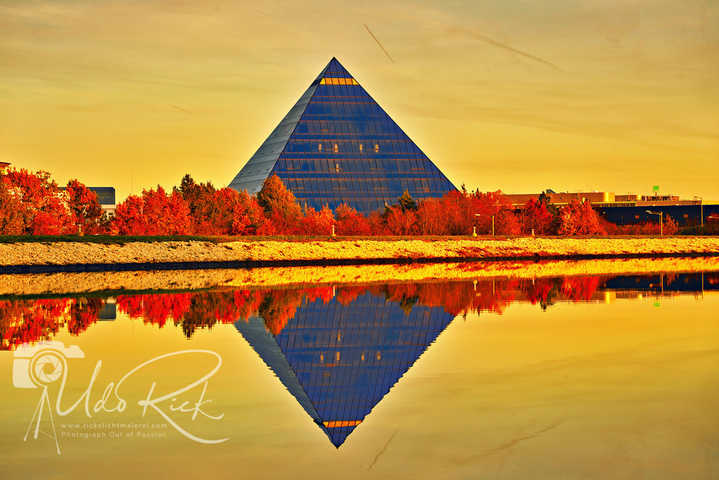 Hotel_Pyramide_Fürth_weit. | Entdecken Sie Fotografie aus Leidenschaft: Auftragsfotografie, HD-Fotos, Geschenkartikel aus Ihren Bildern und vieles mehr. Beauftragen Sie uns für besondere Momente!