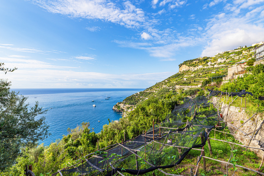 Blick von Minori auf die Amalfiküste in Italien | Blick von Minori auf die Amalfiküste in Italien.