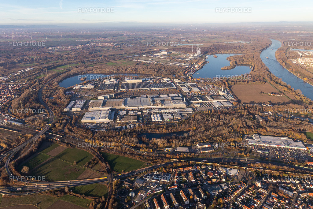 Daimler LKW Werk Wörth | Luftbild: Daimler LKW Werk Wörth im Ortsteil Maximiliansau in Wörth im Bundesland Rheinland-Pfalz in Deutschland. Foto: IMG_124007.jpg vom 21.11.2020 durch ©2025 Werner Riehm fly-foto.de/copyright - Realisiert mit Pictrs.com