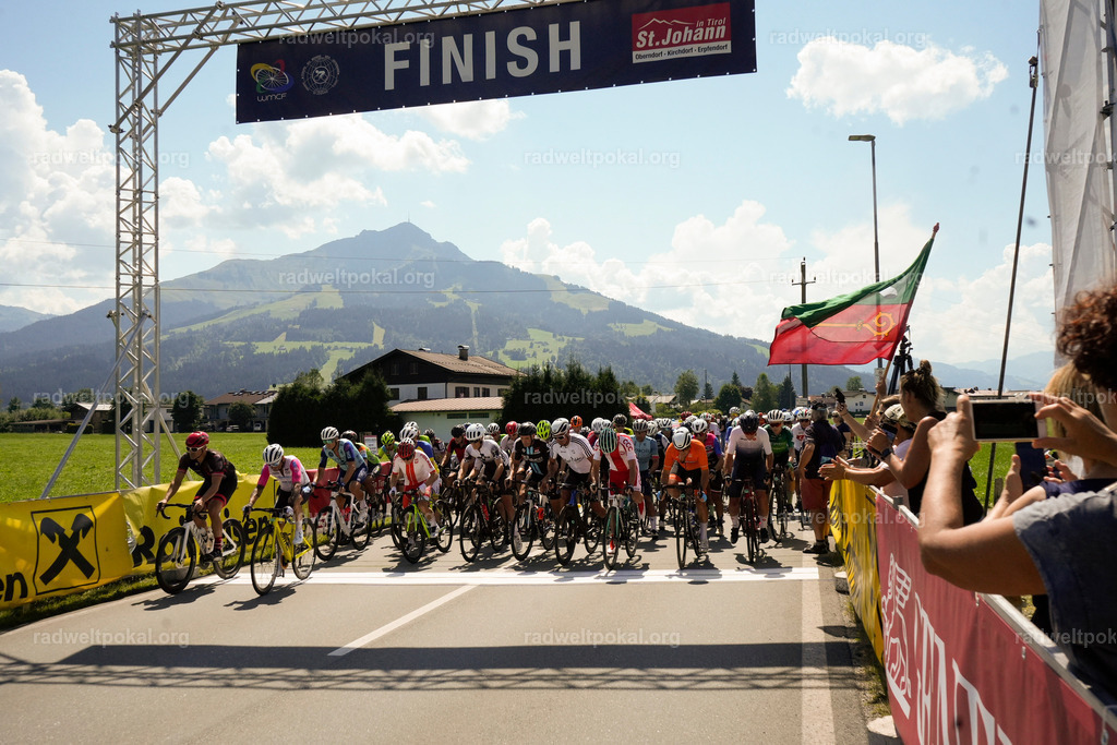 386_20230817_Bewerb_Maenner_Muehlanger | AUT - OESTERREICH, 2023-08-16: SPORT RENNRAD-FAHREN - 55. INTERNATIONALER RADWELTPOKAL IN ST. JOHANN IN TIROL  - Vintage-Radrennen mit WM-Bronze-Medaillen-Siegerin Christina Schweinberger, den Teilnehmer und Alexander Baumann (vom Orginastions-Team) - TAG 2 BEWERB MAENNER IN SECHS GRUPPEN  ; Foto: Roland Muehlanger