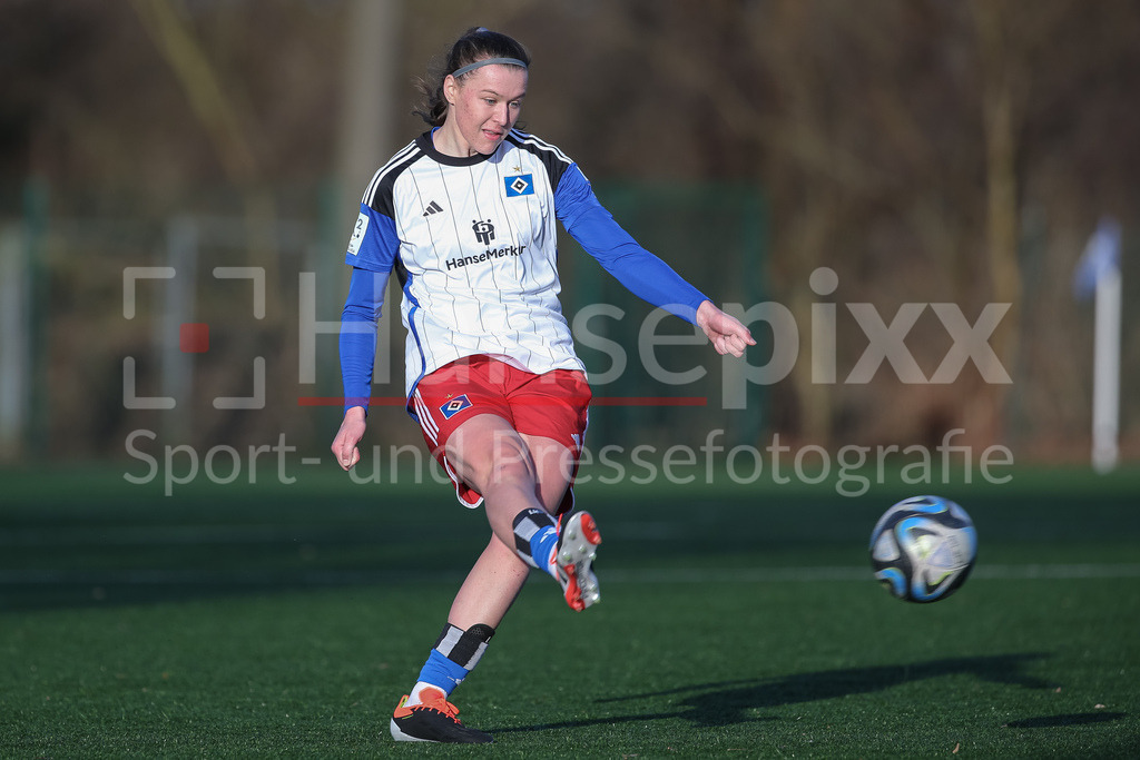 Fussball, Testspiel Frauen, Hamburger SV - Kolding IF | v.li.: Larissa Mühlhaus (Hamburger SV, 7) am Ball, Freisteller, Einzelbild, Ganzkörper, Aktion, Action, Spielszene