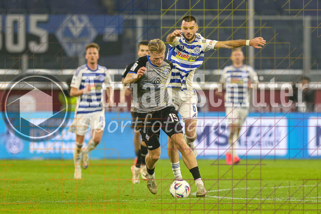 MSV Duisburg vs SV Waldhof Mannheim - 3. Liga | Duisburg, Deutschland, 07.11.25:   Malte Karbstein (SV Waldhof Mannheim) und Rasim Bulic (MSV Duisburg) im Kampf um den Ball waehrend des Spiels der 3. Liga MSV Duisburg vs SV Waldhof Mannheim in der schauinsland-reisen-arena(Foto von Brauer-Fotoagentur / Adrian Schlueter)
