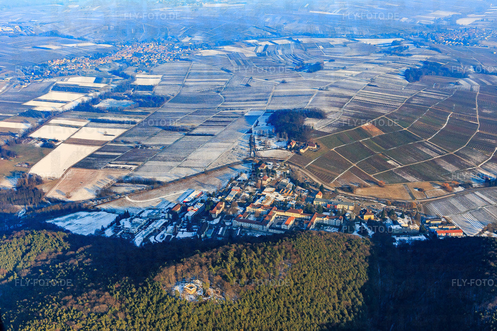 Ruine Waldschlössel über der Landesklinik Landeck im Winter bei wenig Schnee https://wkpd.one/khFuXc | Luftbild: Ruine Waldschlössel über der Landesklinik Landeck im Winter bei wenig Schnee https://wkpd.one/khFuXc in Klingenmünster im Bundesland Rheinland-Pfalz in Deutschland. Foto: IMG_096438.jpg vom 22.01.2017 durch Werner Riehm/FLY-FOTO.de - Realisiert mit Pictrs.com