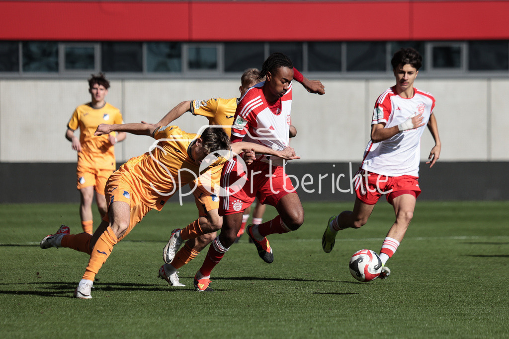 FC Bayern München U19 - TSG 1899 Hoffenheim U19 | Jonah KUSI-ASARE (FCB #9) im Duell mit Luca ERLEIN (TSG #4) / Zweikampf