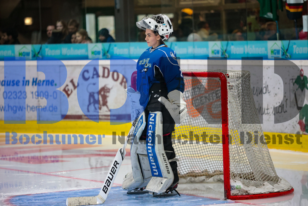Benefiz-Eishockeyspiel der Polizei Bochum gegen die feuerwehr Duisburg {date} -  | {headline}



(Foto: Sebastian Sendlak / BOND)

 - Realisiert mit Pictrs.com