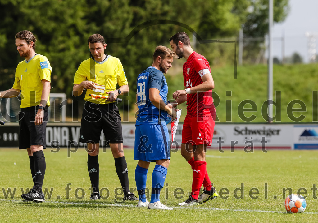 2023-07-08_020_FC_Langengeisling_gegen_TSV_Buchbach | Erding, Deutschland, 08.07.2023:
Fußball, Bezirksliga Oberbayern Ost 2023 / 2024, Testspiel, FC Langengeisling gegen TSV Buchbach, Endergebnis: 0:6

Schiedsrichter Dr. Markus Huber, Hannes Dornauer (FC Langengeisling, #33), Philipp Walter (TSV Buchbach, #6)

Foto: Christian Riedel / fotografie-riedel.net