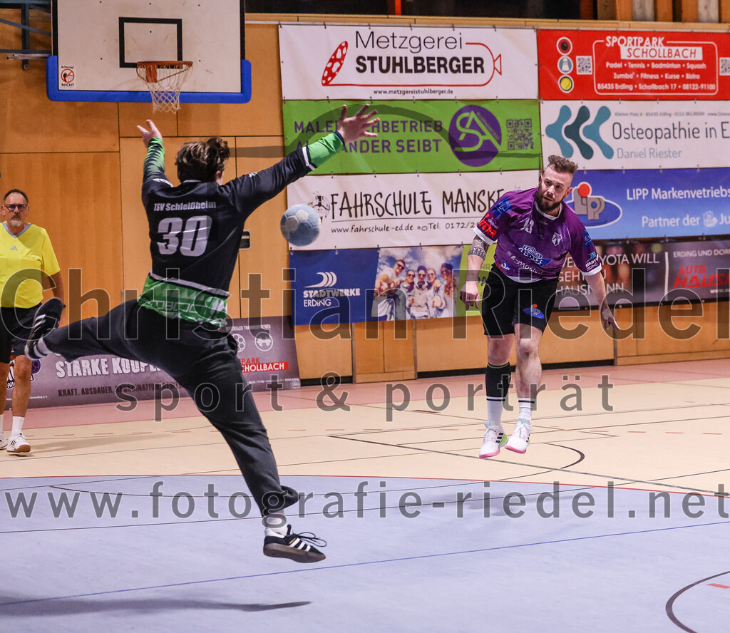 2025-03-15_014_SpVgg_Altenerding_gegen_TSV_Schleissheim | Erding, Deutschland, 15.03.2025:Handball, Bezirksoberliga Männer 2024 / 2025, 18. Spieltag, SpVgg Altenerding gegen TSV Schleißheim, Endergebnis: 32:27Torwart David Zillner (TSV Schleissheim, #30), Sebastian Forster (SpVgg Altenerding, #13)Foto: Christian Riedel / fotografie-riedel.net